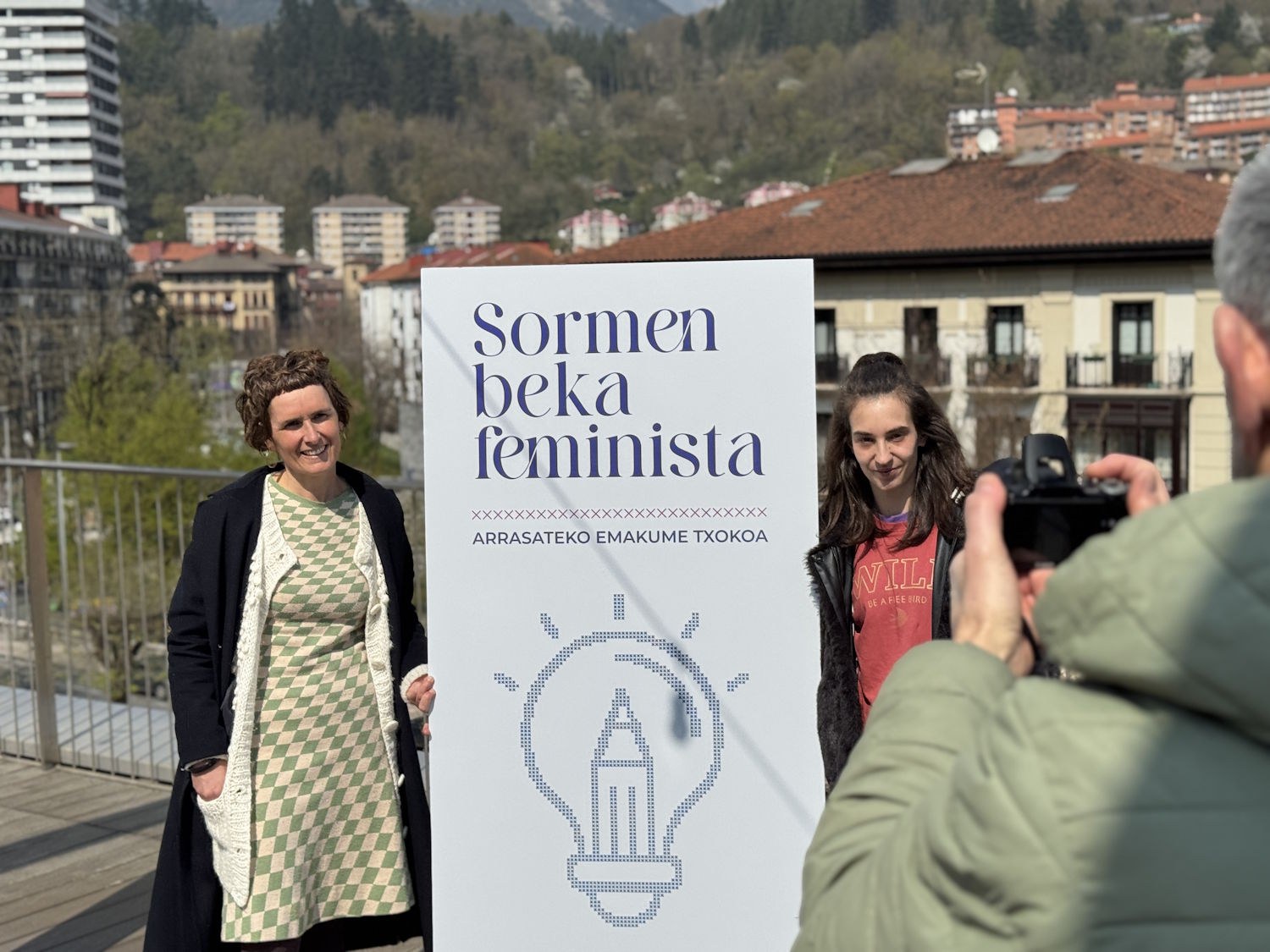 Sormena feminismotik sustatzeko lehen beka deialdia egin dute Arrasateko Udalak eta Emakume Txokoak