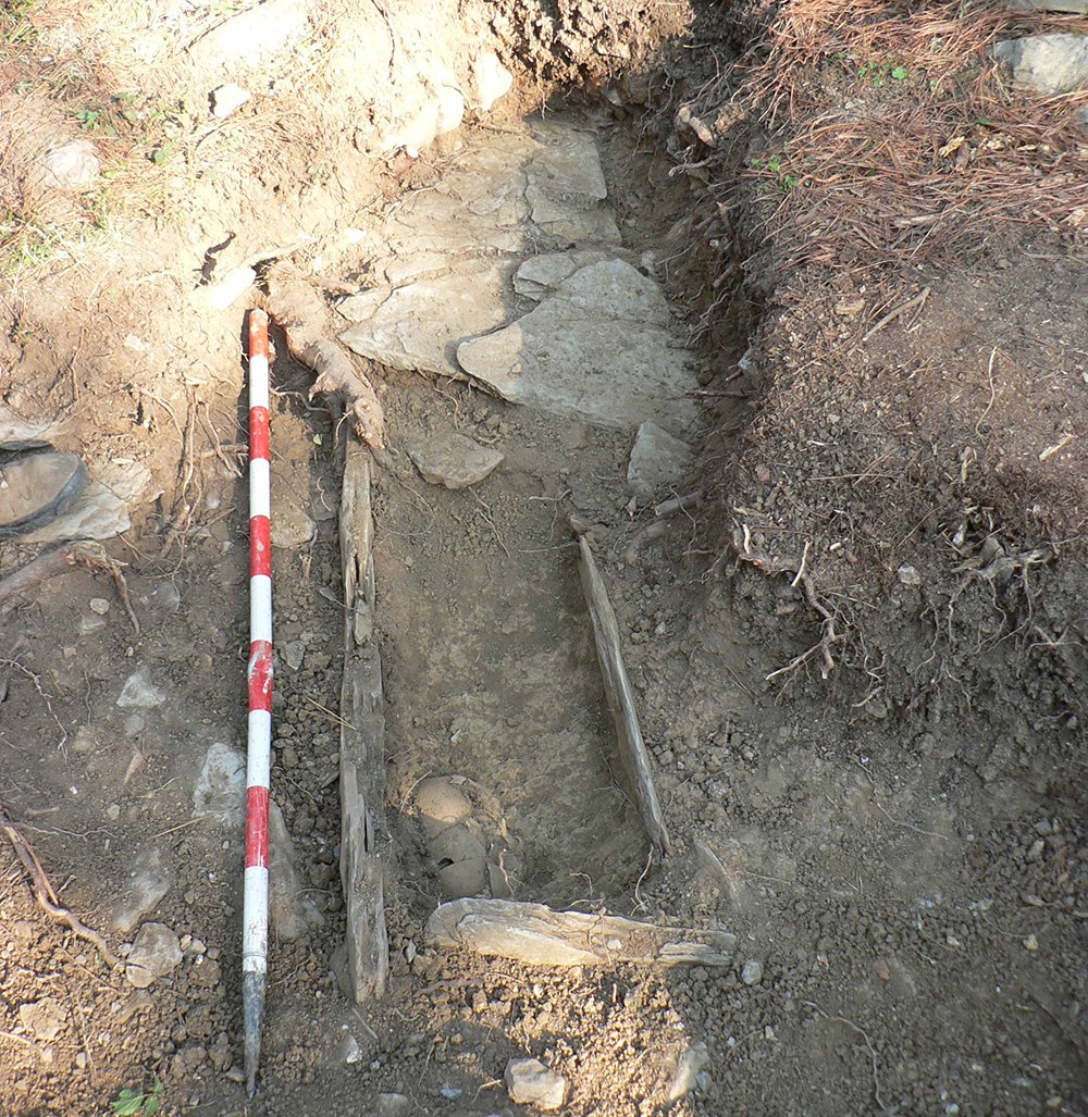 X. mendeko hilobia topatu dute Arrasateko Garagartza auzoko San Bizente ermitaren hondarretan