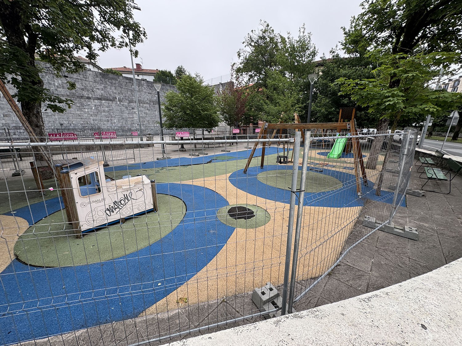 Zaldibar eta Biteriko haur parkeek zoru berritua izango dute aurrerantzean