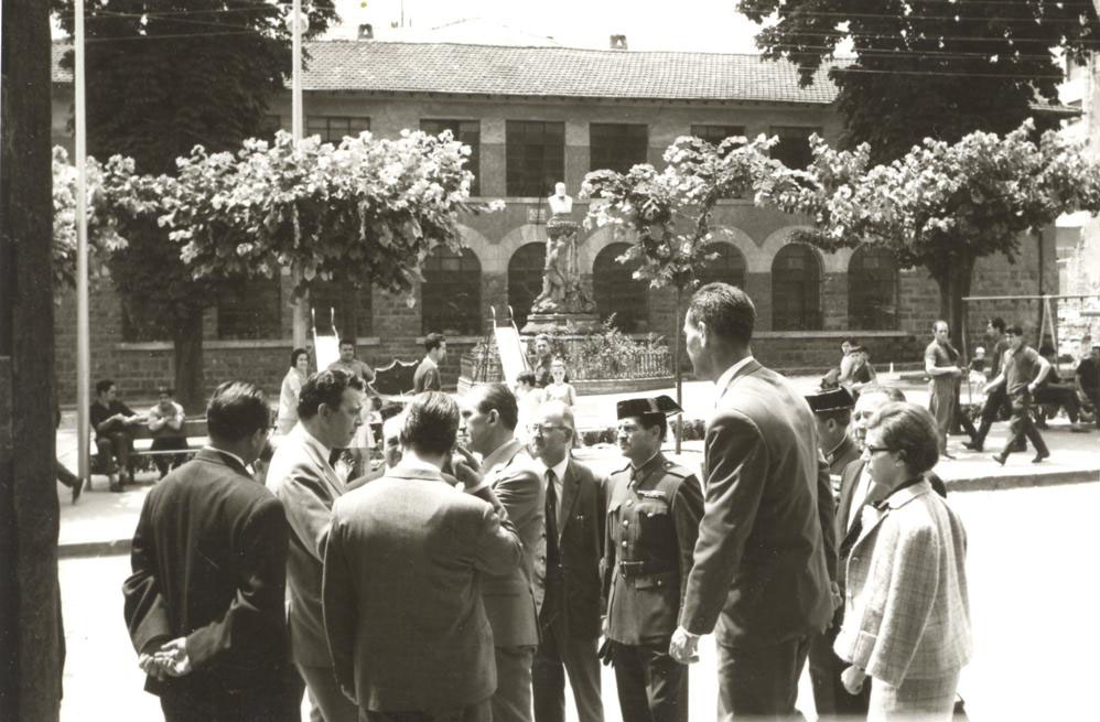 Autoritate politiko eta militarrak Biteri eskoletan